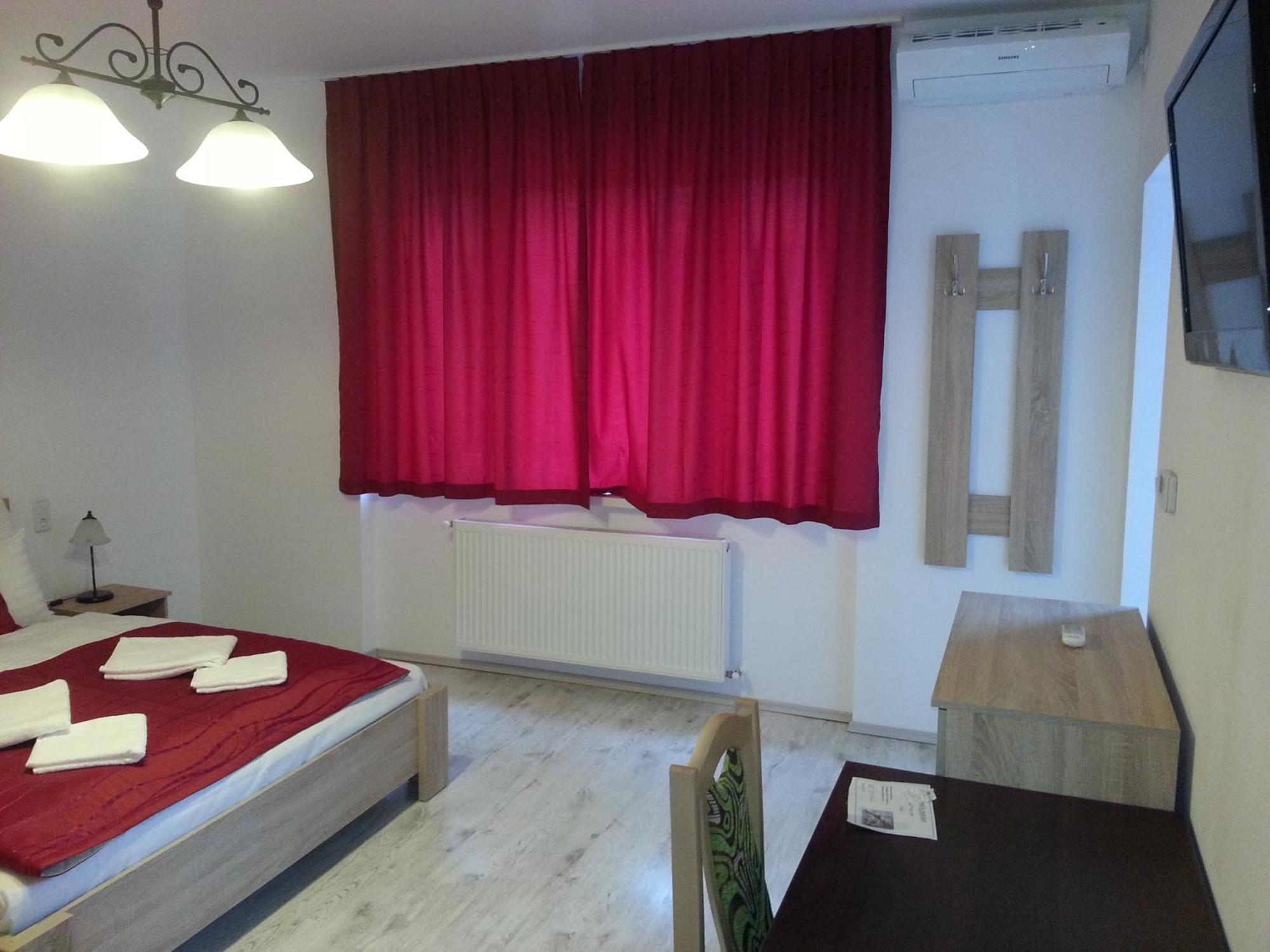 Downtown Apartment Miskolc Bagian luar foto