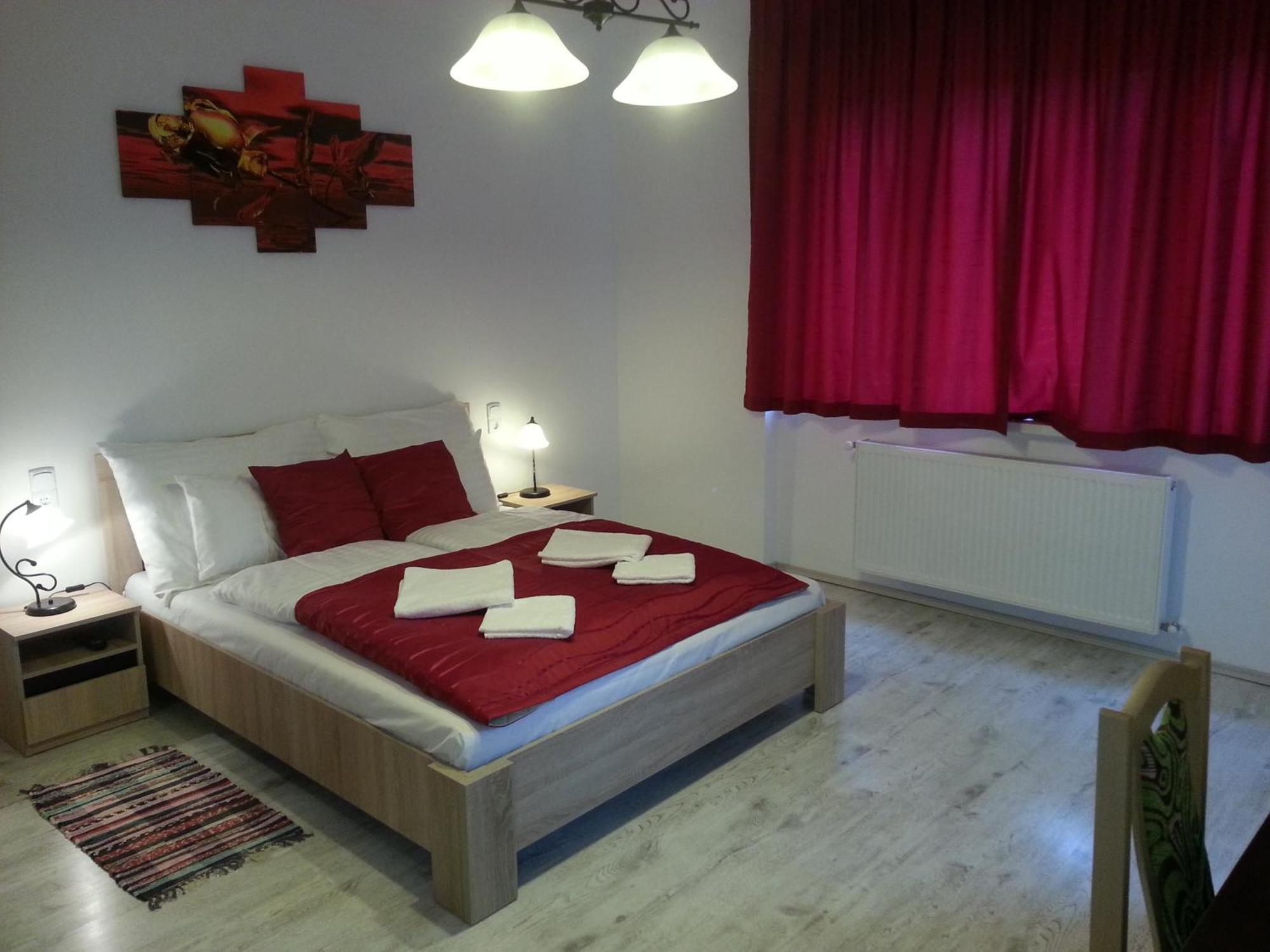 Downtown Apartment Miskolc Bagian luar foto