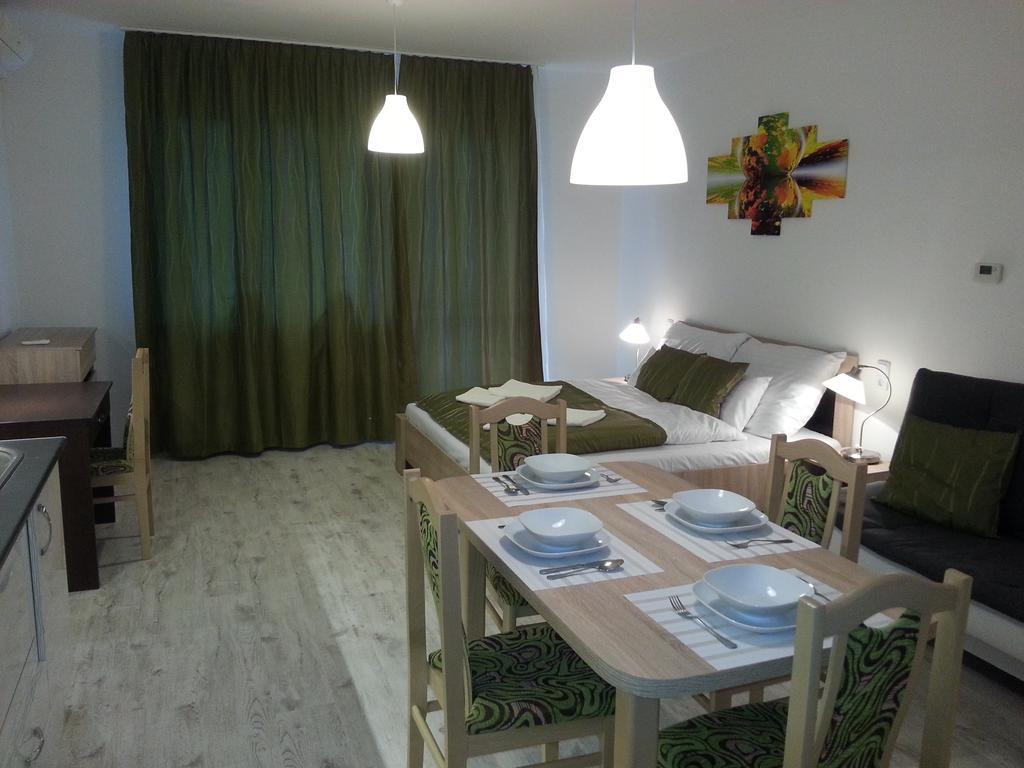 Downtown Apartment Miskolc Bagian luar foto