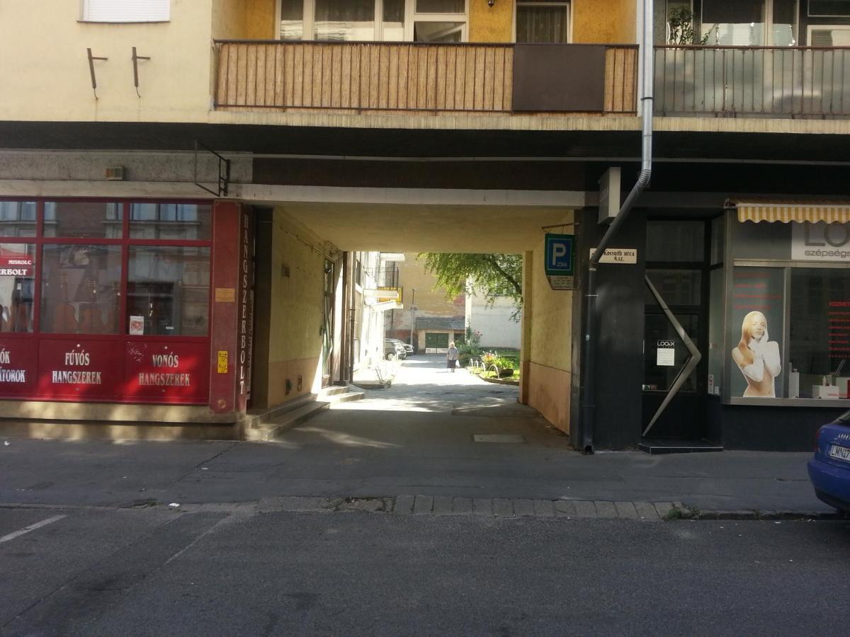 Downtown Apartment Miskolc Bagian luar foto